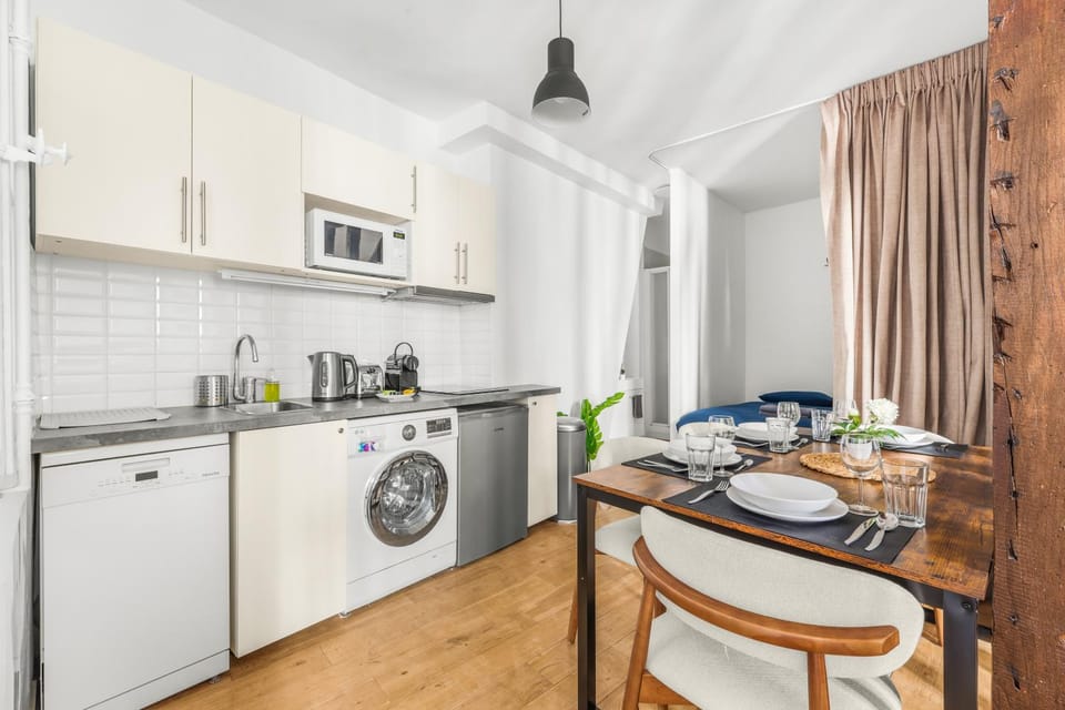 Coffee/tea facilities, Kitchen or kitchenette, Dining area, oven, stove, toaster, washing machine, dryer