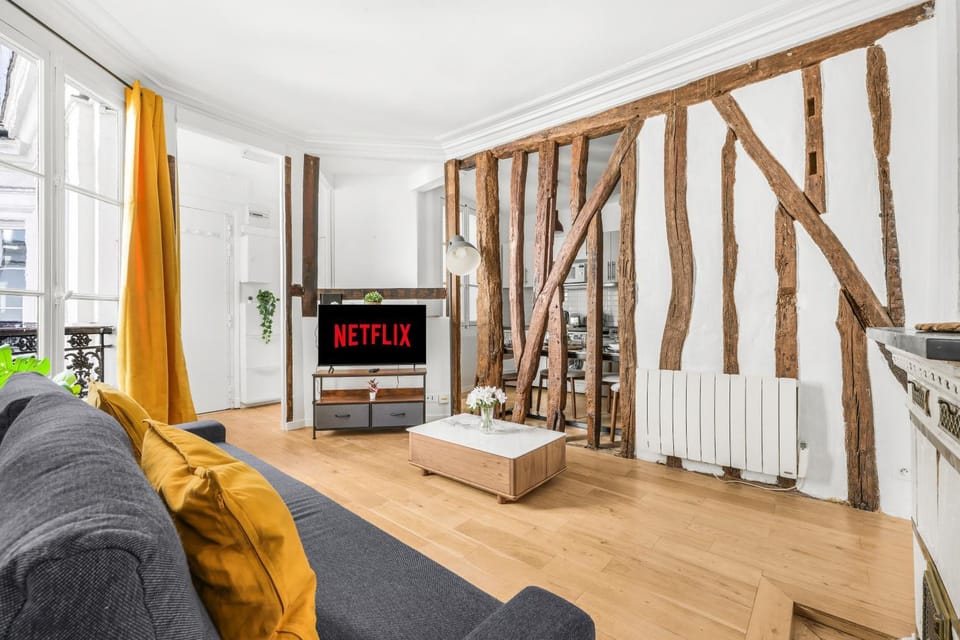 Bed, TV and multimedia, Living room, Seating area, internet