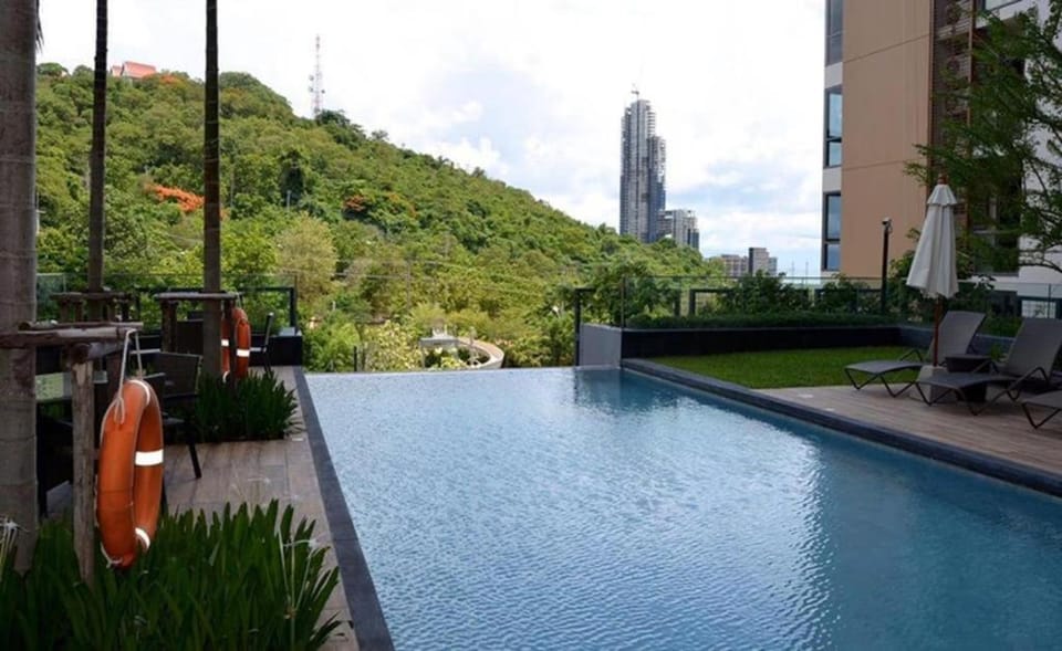 Large High Floor, Best Pool Great Location Apartment in Pattaya City