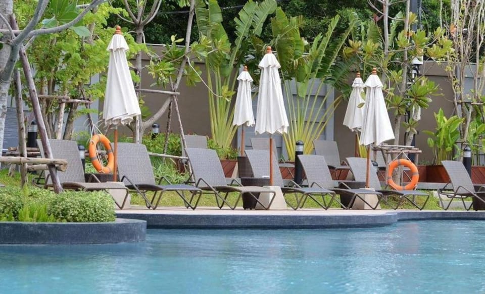 Large High Floor, Best Pool Great Location Apartment in Pattaya City