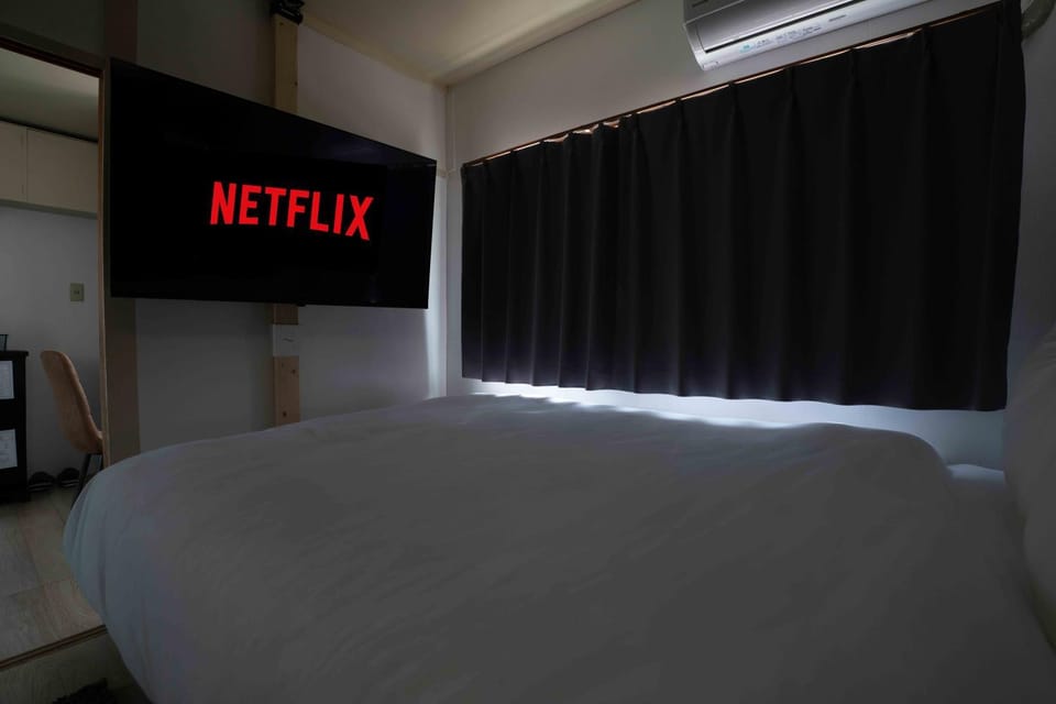 Bed, TV and multimedia, Bedroom