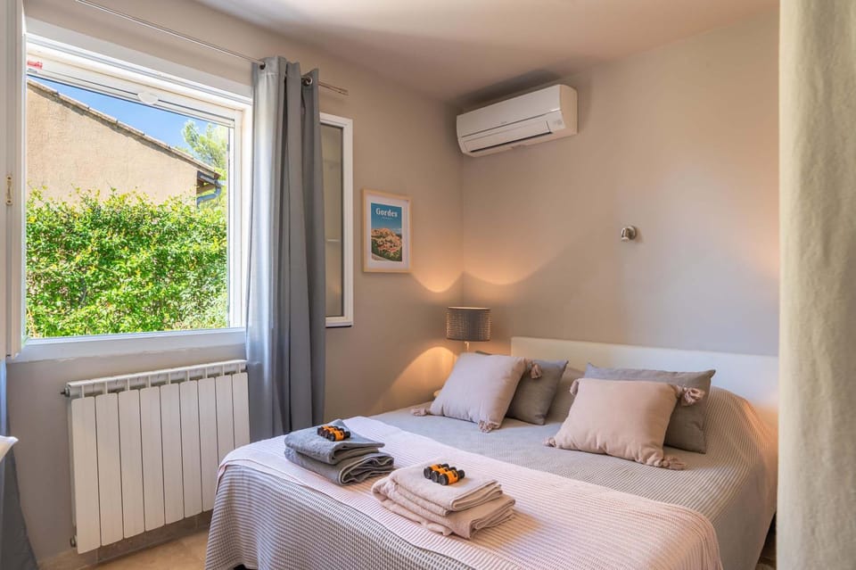 Bedroom, air conditioner
