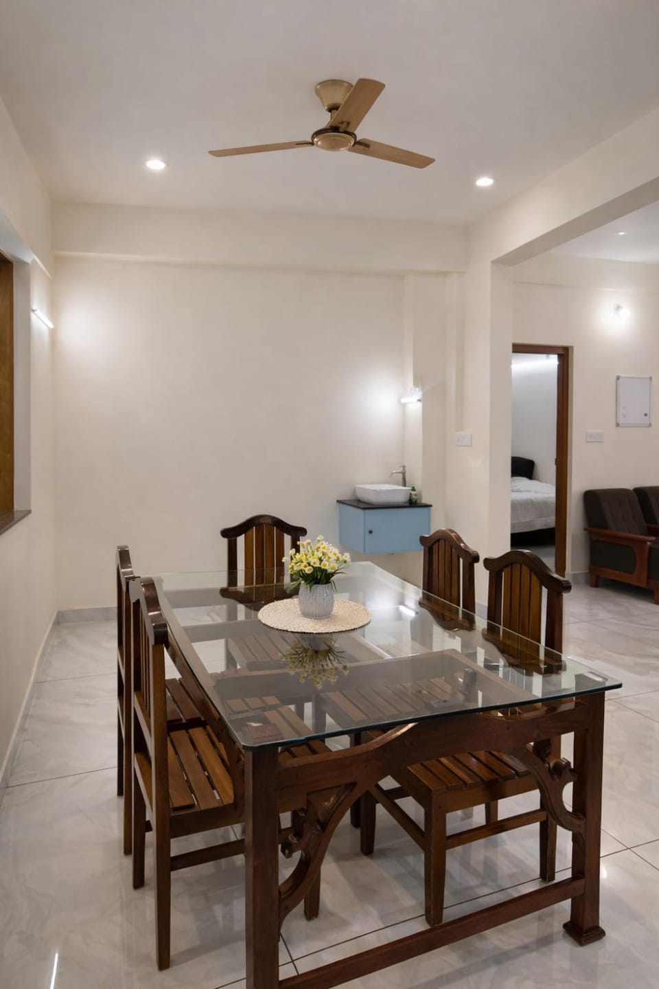 Kitchen or kitchenette, Dining area