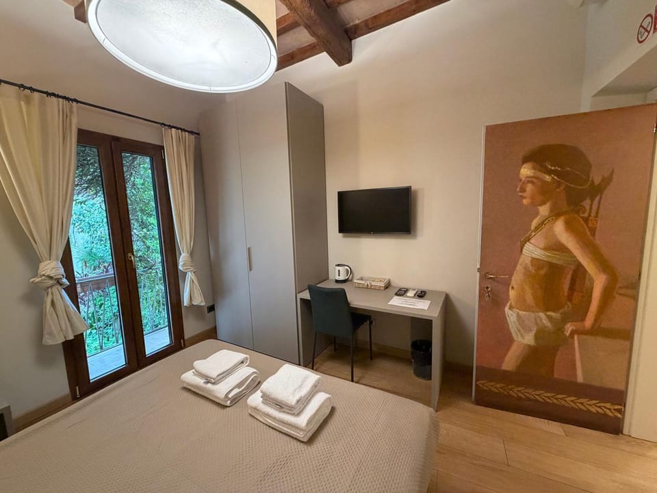 Bed, TV and multimedia, Photo of the whole room, Bedroom, towels