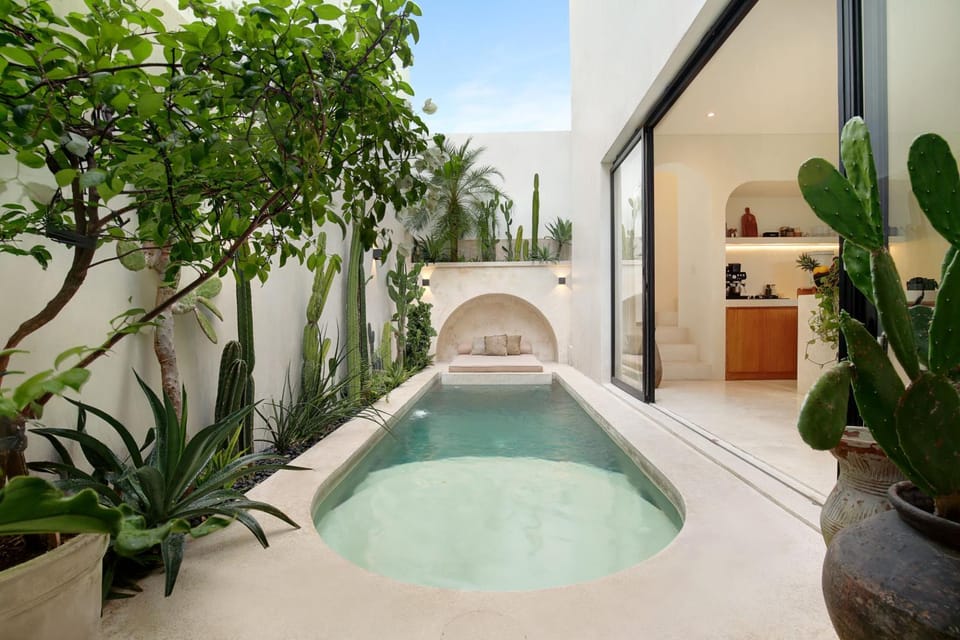 Patio, Swimming pool, sunbed