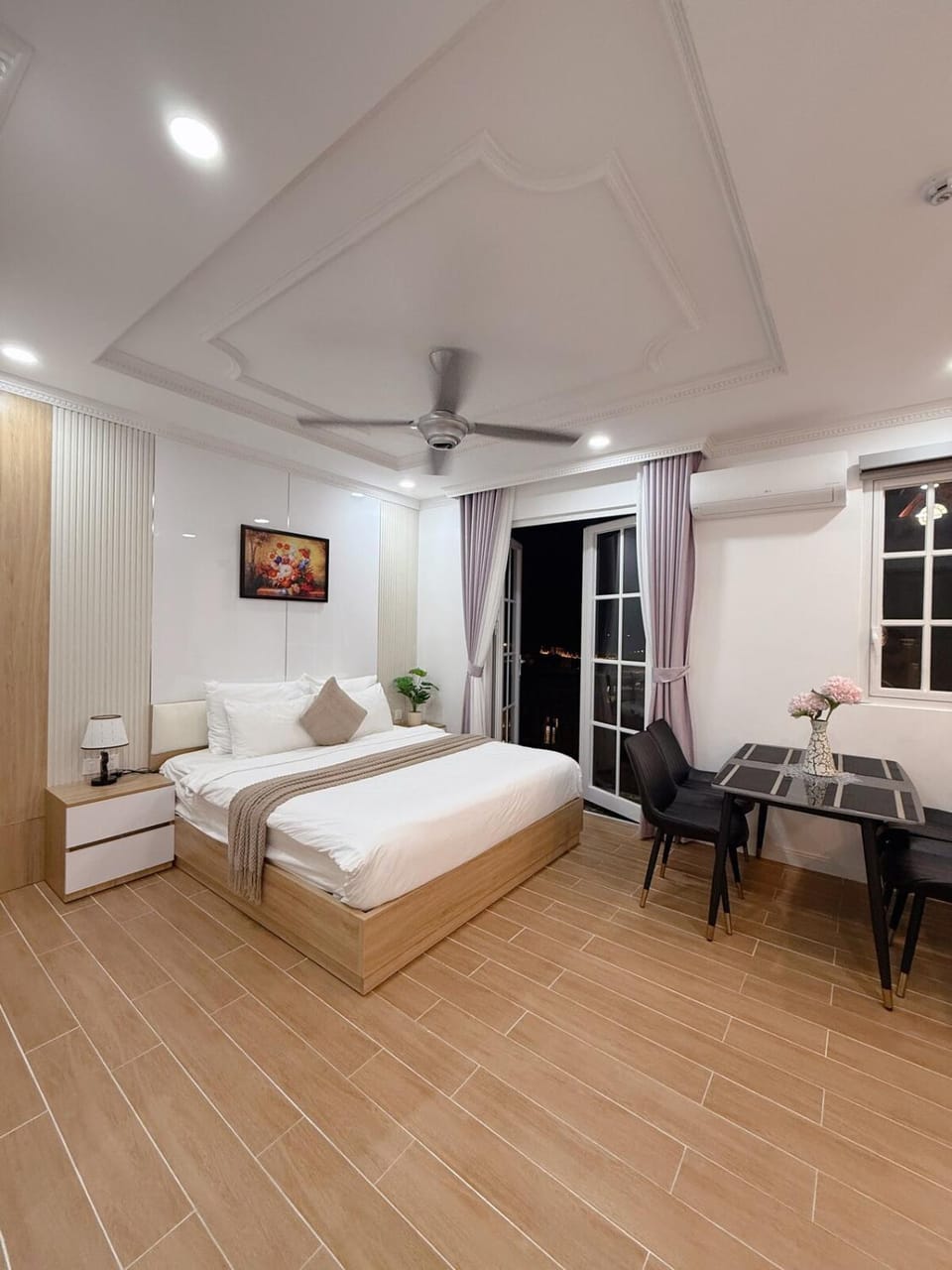 Bed, TV and multimedia, Living room, Photo of the whole room, Seating area, Bedroom, air conditioner