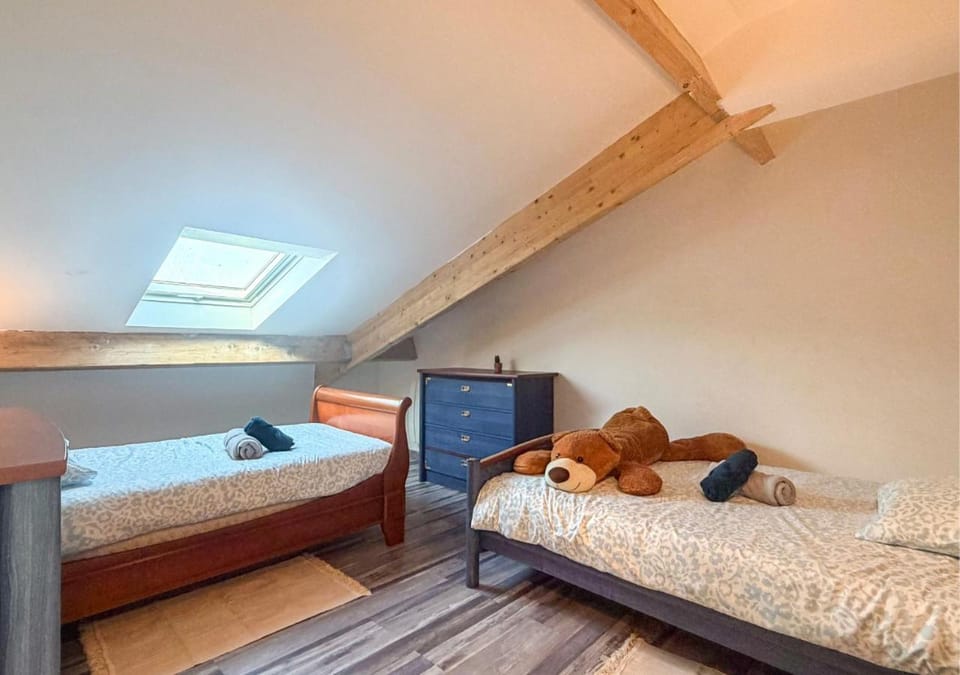 Photo of the whole room, Bedroom
