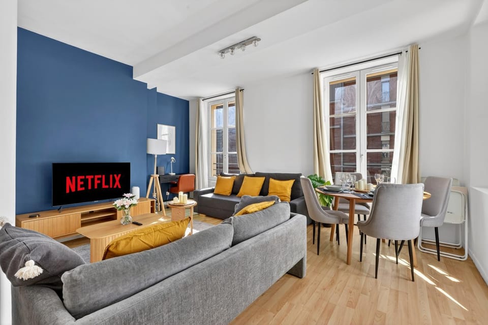 Bed, TV and multimedia, Living room, Seating area