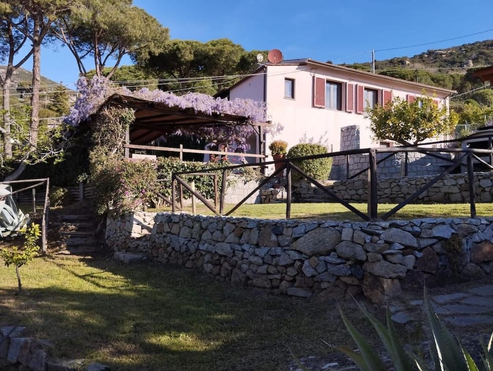 Sea view villa with large garden Villa in Campo nell'Elba