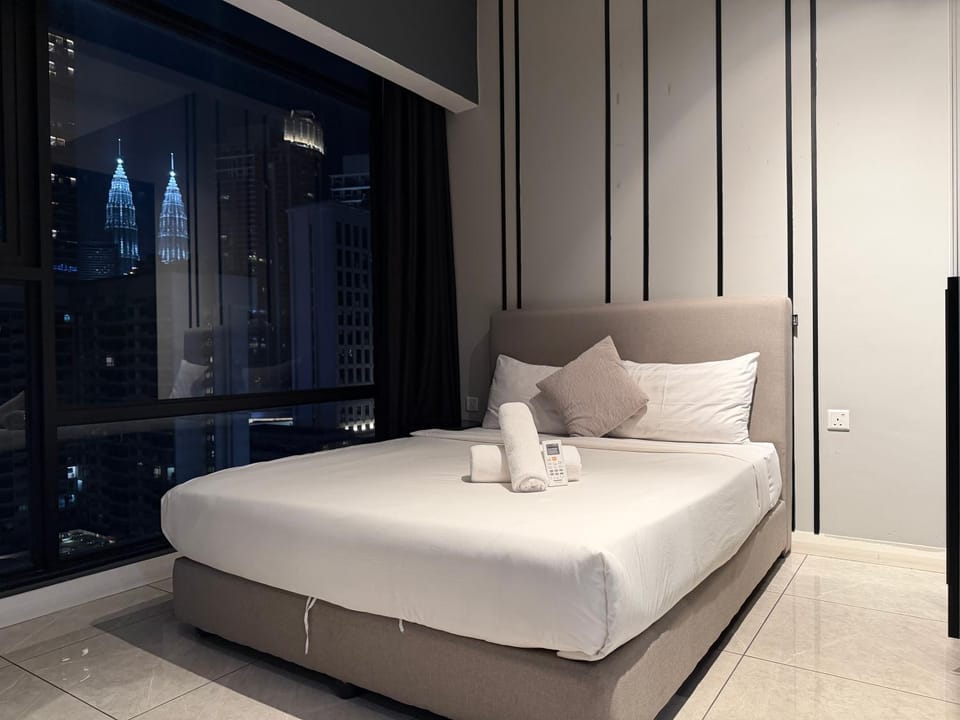 Bed, Photo of the whole room, Bedroom, towels