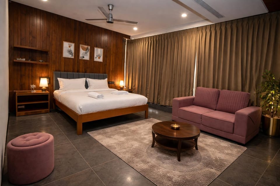 Bed, Photo of the whole room, Seating area