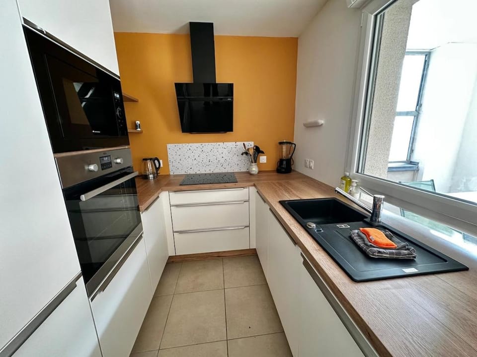 Coffee/tea facilities, Kitchen or kitchenette, microwave, oven, stove