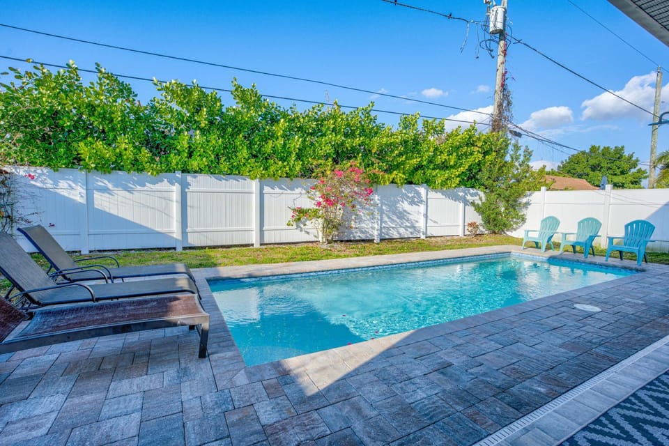 Patio, Pool view, Swimming pool, sunbed
