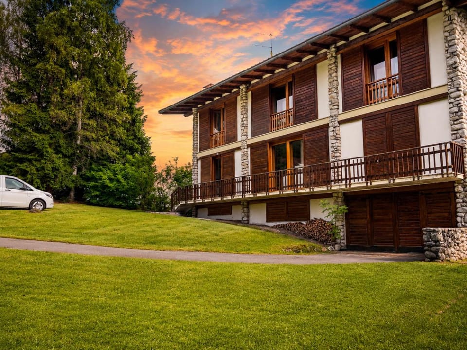 Property building, Day, Natural landscape, Garden, Garden view, Parking