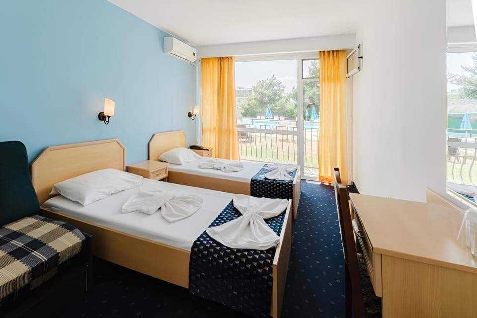 Bed, Balcony/Terrace, Photo of the whole room, Seating area, Bedroom, towels, wardrobe, air conditioner
