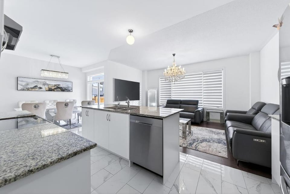 Luxury Family, 4BR Detached Home, EV Charger House in Barrie