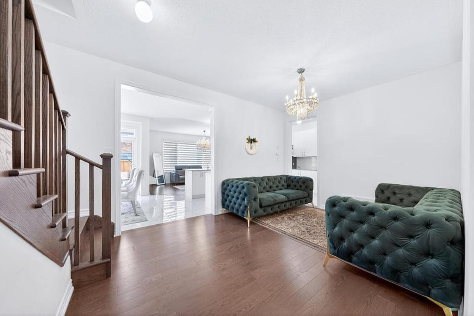 Luxury Family, 4BR Detached Home, EV Charger House in Barrie