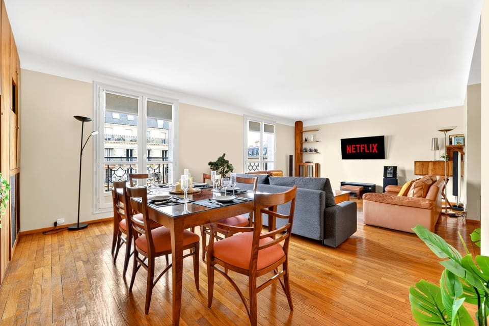 TV and multimedia, Living room, Seating area, Dining area