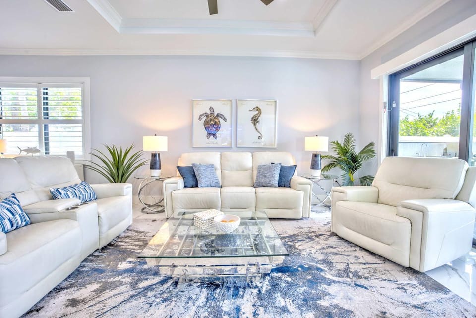 TV and multimedia, Living room, Decorative detail, Decorative detail, Seating area, Pool view, Pool view
