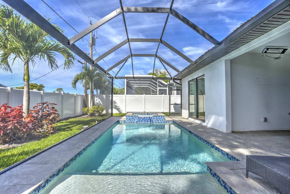 Property building, Patio, Day, Garden, Garden view, Pool view, Swimming pool, sunbed