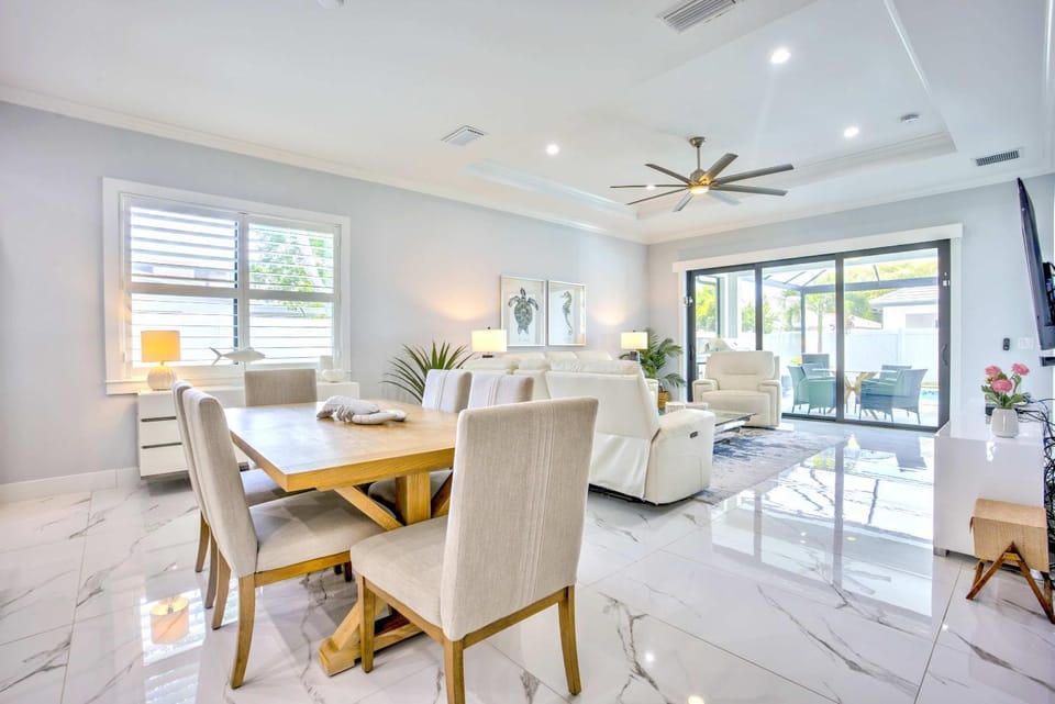 Living room, Seating area, Dining area
