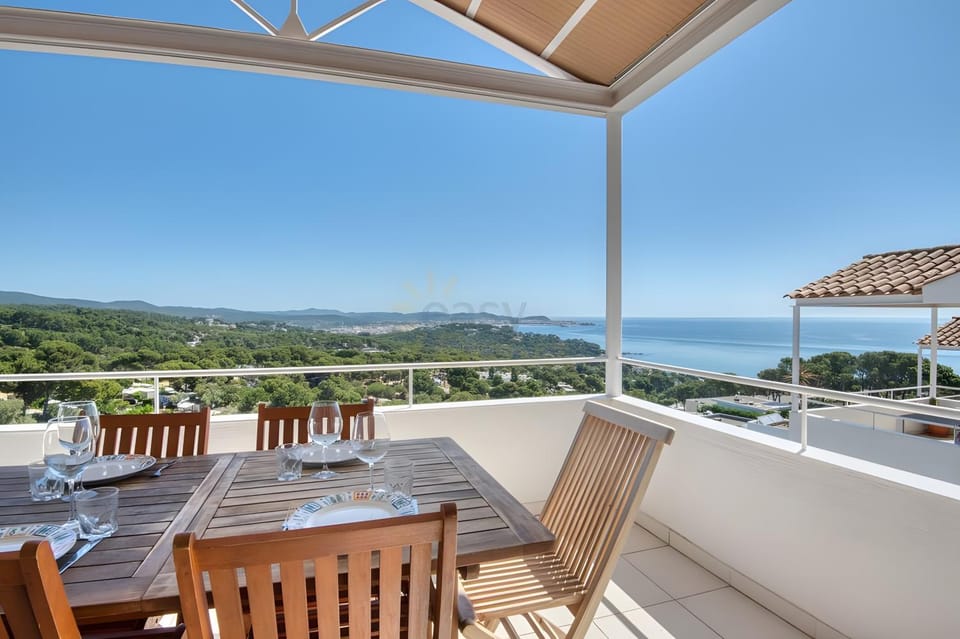 Property building, Balcony/Terrace, Living room