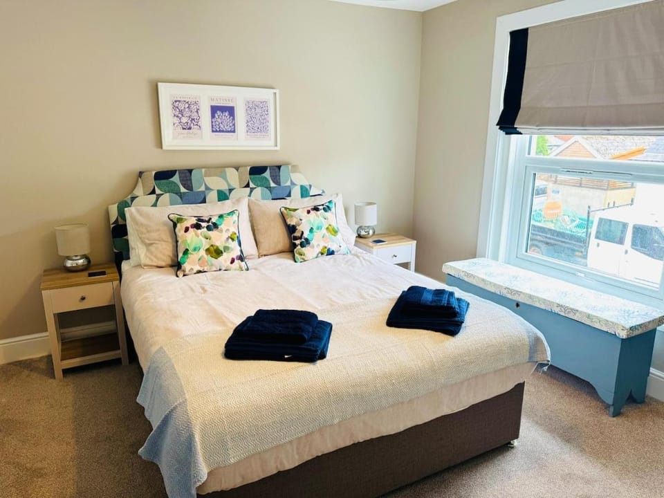 Brand New Cosy Cowes Cottage , 3 Bedroom, Sleeps 5 House in England