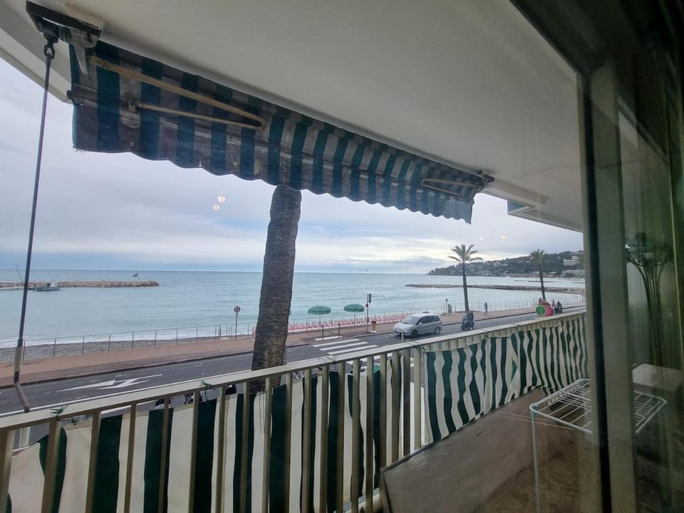 Sea View 1BR, Steps to the Beach Apartment in Roquebrune-Cap-Martin