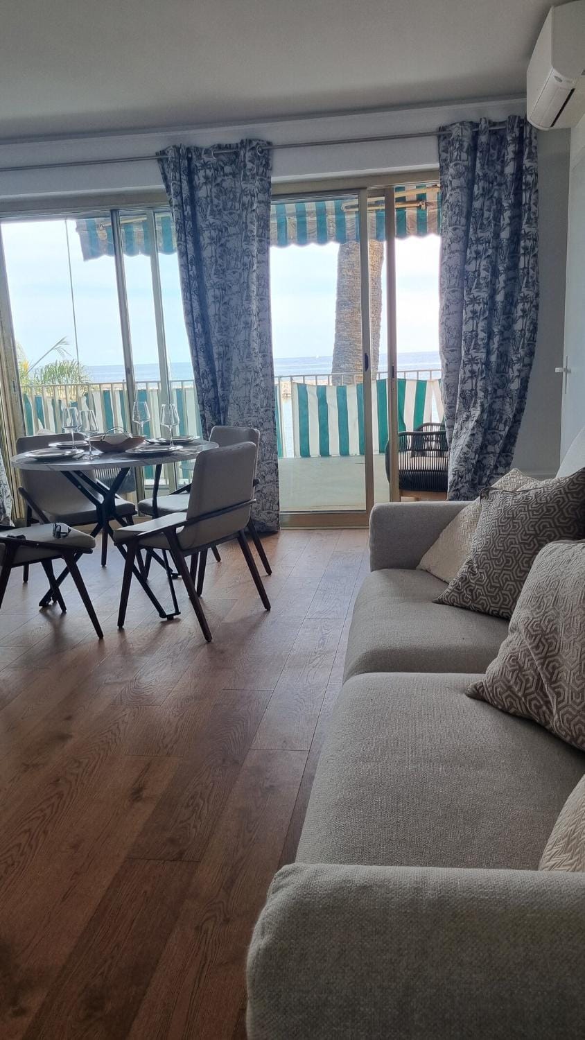 Sea View 1BR, Steps to the Beach Apartment in Roquebrune-Cap-Martin
