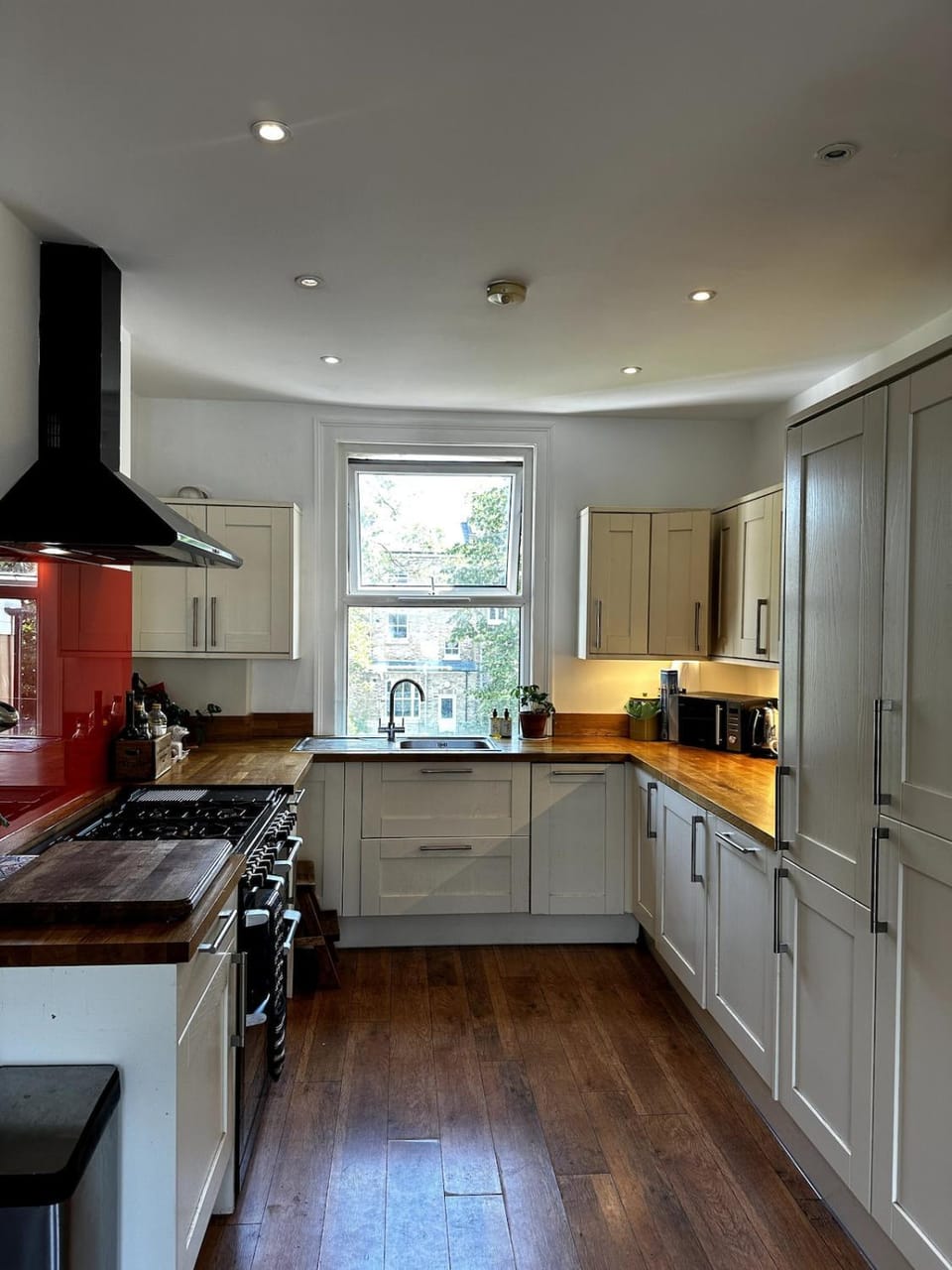 Kitchen or kitchenette, dishwasher, oven, toaster
