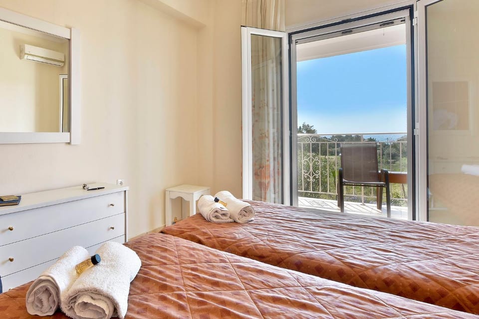 Bed, View (from property/room), Balcony/Terrace, Bedroom, towels
