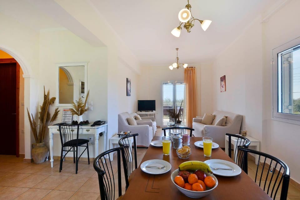 TV and multimedia, Living room, Seating area, Dining area