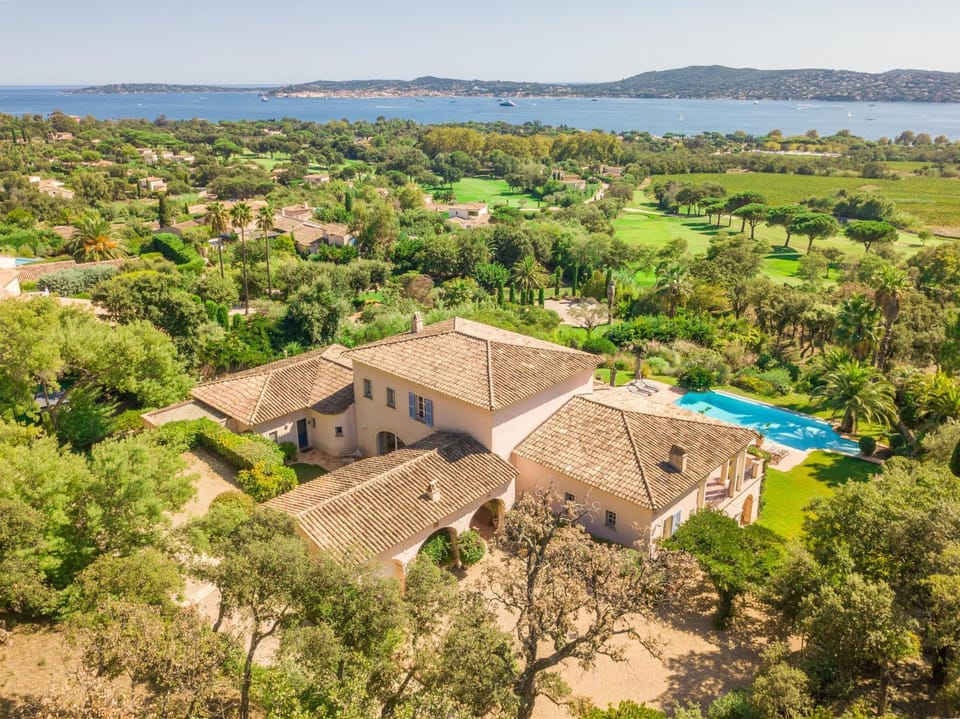 Property building, Nearby landmark, Natural landscape, Bird's eye view, Garden, Golfcourse, Pool view, Sea view, Swimming pool