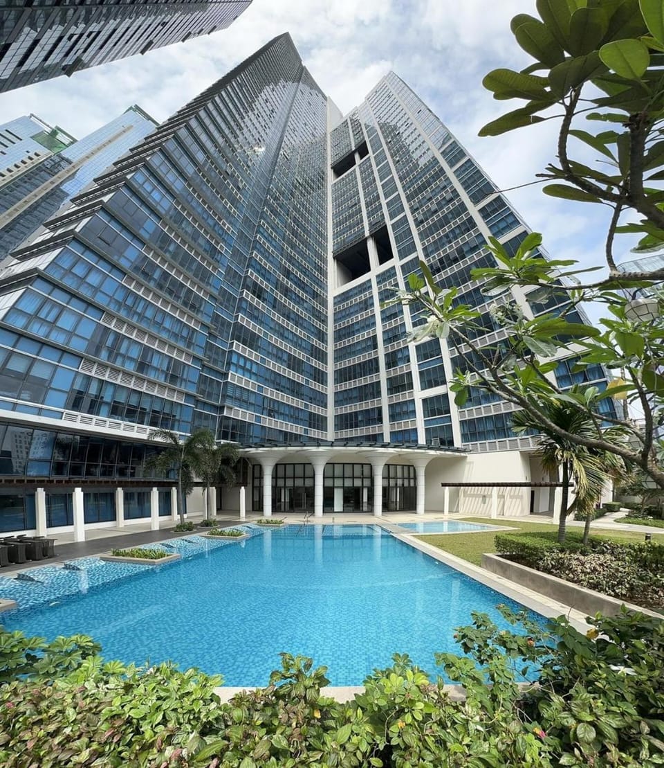 BGC Prime 3BR Gem + Washer Near Uptown Mall Apartment in Makati