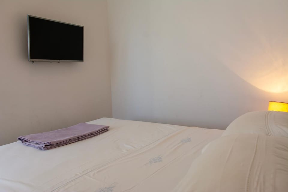 Bed, TV and multimedia, Bedroom, towels