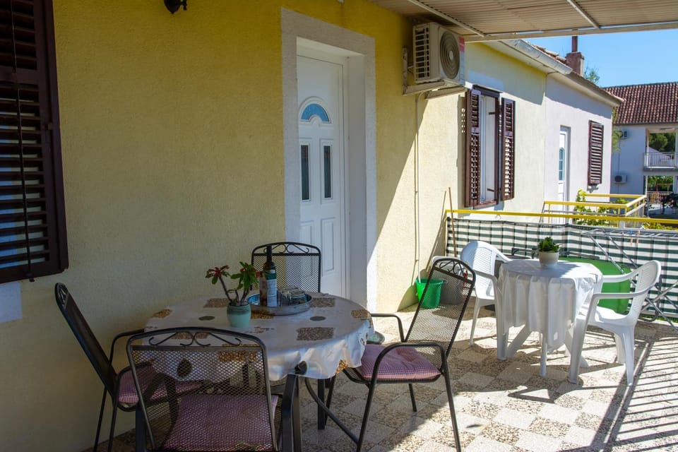 Property building, Balcony/Terrace, Seating area, Dining area