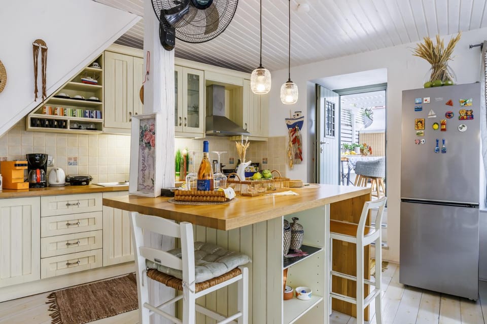 Coffee/tea facilities, Kitchen or kitchenette, Dining area, stove, toaster