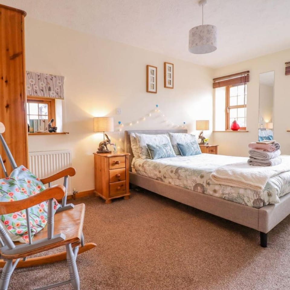 Bed, TV and multimedia, Bedroom, wardrobe