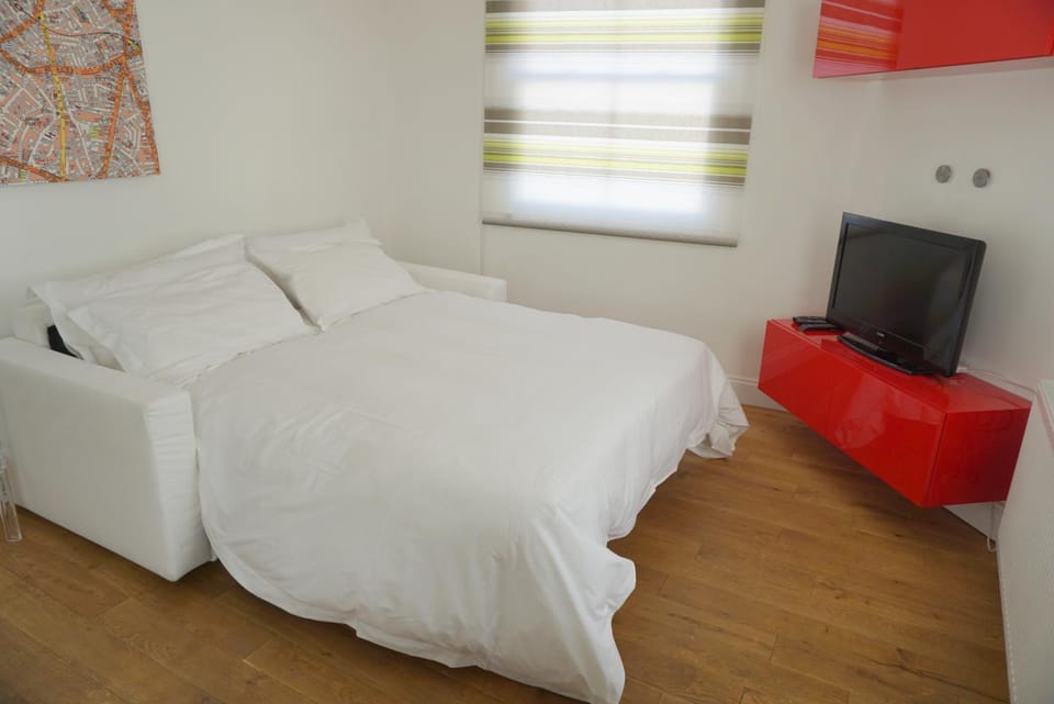 Bed, Living room, Bedroom