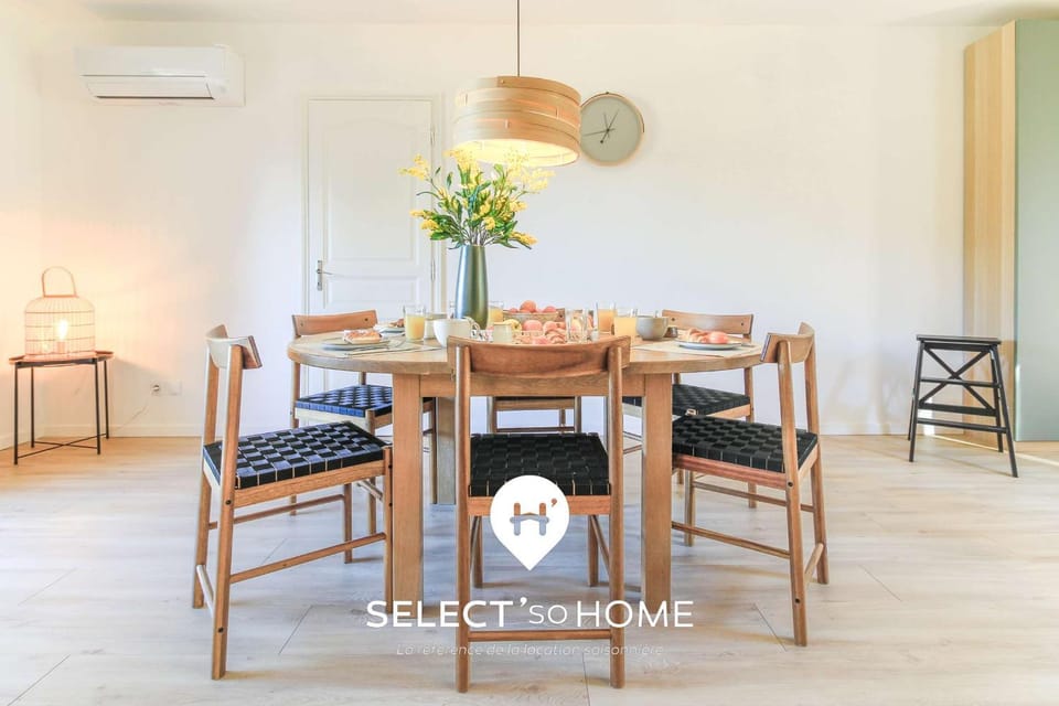 Living room, Seating area, Dining area, air conditioner