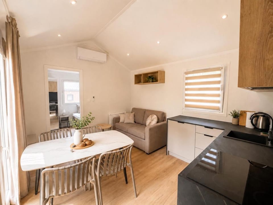Kitchen or kitchenette, Seating area, Dining area, stove