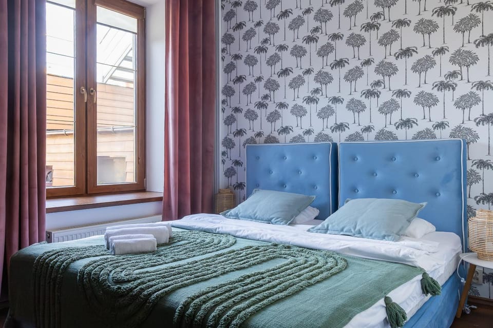 Bed, Living room, Photo of the whole room, Seating area, Bedroom