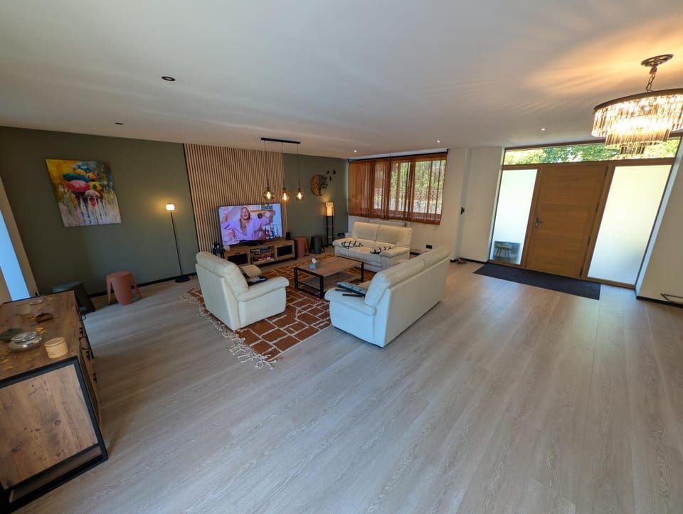 Communal lounge/ TV room, TV and multimedia, Living room, Seating area