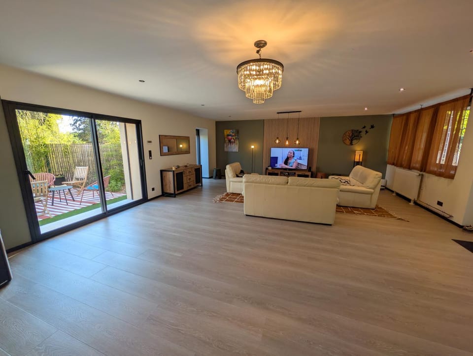 Communal lounge/ TV room, TV and multimedia, Living room, Seating area