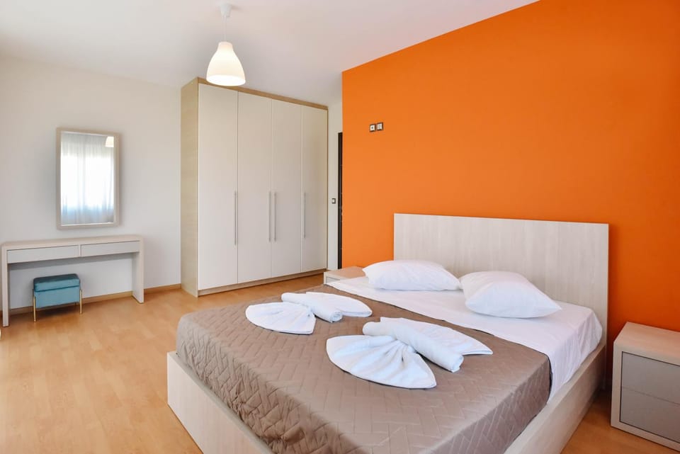 Photo of the whole room, Bedroom, towels
