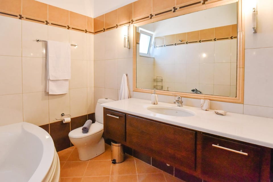 Toilet, Bath, towels