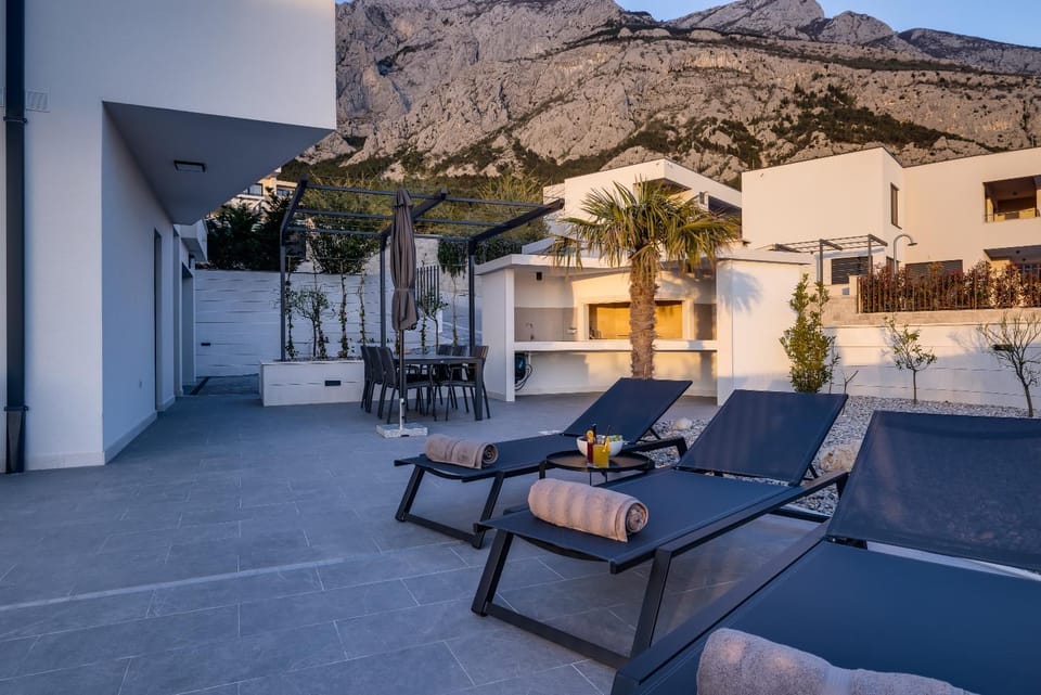 Property building, Day, Natural landscape, View (from property/room), Seating area, Mountain view, sunbed