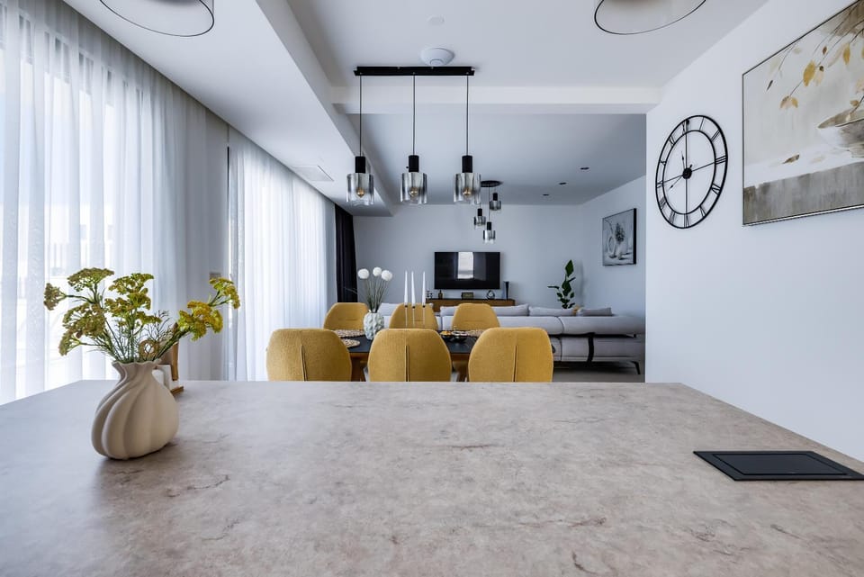 TV and multimedia, Kitchen or kitchenette, Living room, Seating area, Dining area