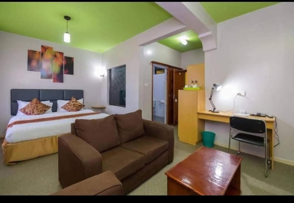 TV and multimedia, Living room, Seating area, Evening entertainment