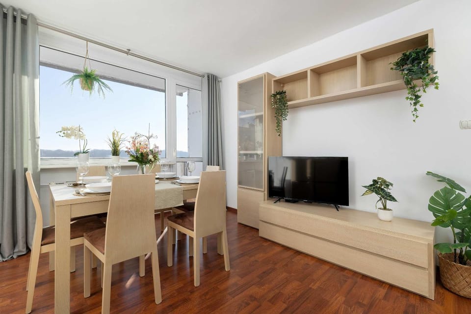 TV and multimedia, Living room, Seating area, Dining area